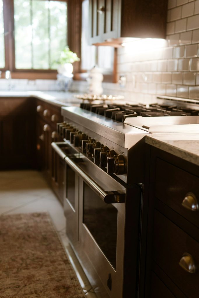 a-kitchen-with-a-stove-oven-and-cabinets-cproeamcene